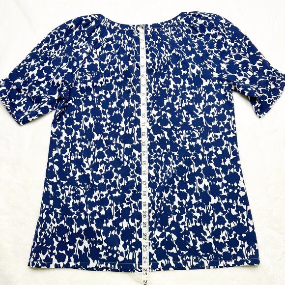 IZOD Blue & White Floral Print Satin Short Sleeve Top Blouse size Small - Picture 4 of 8